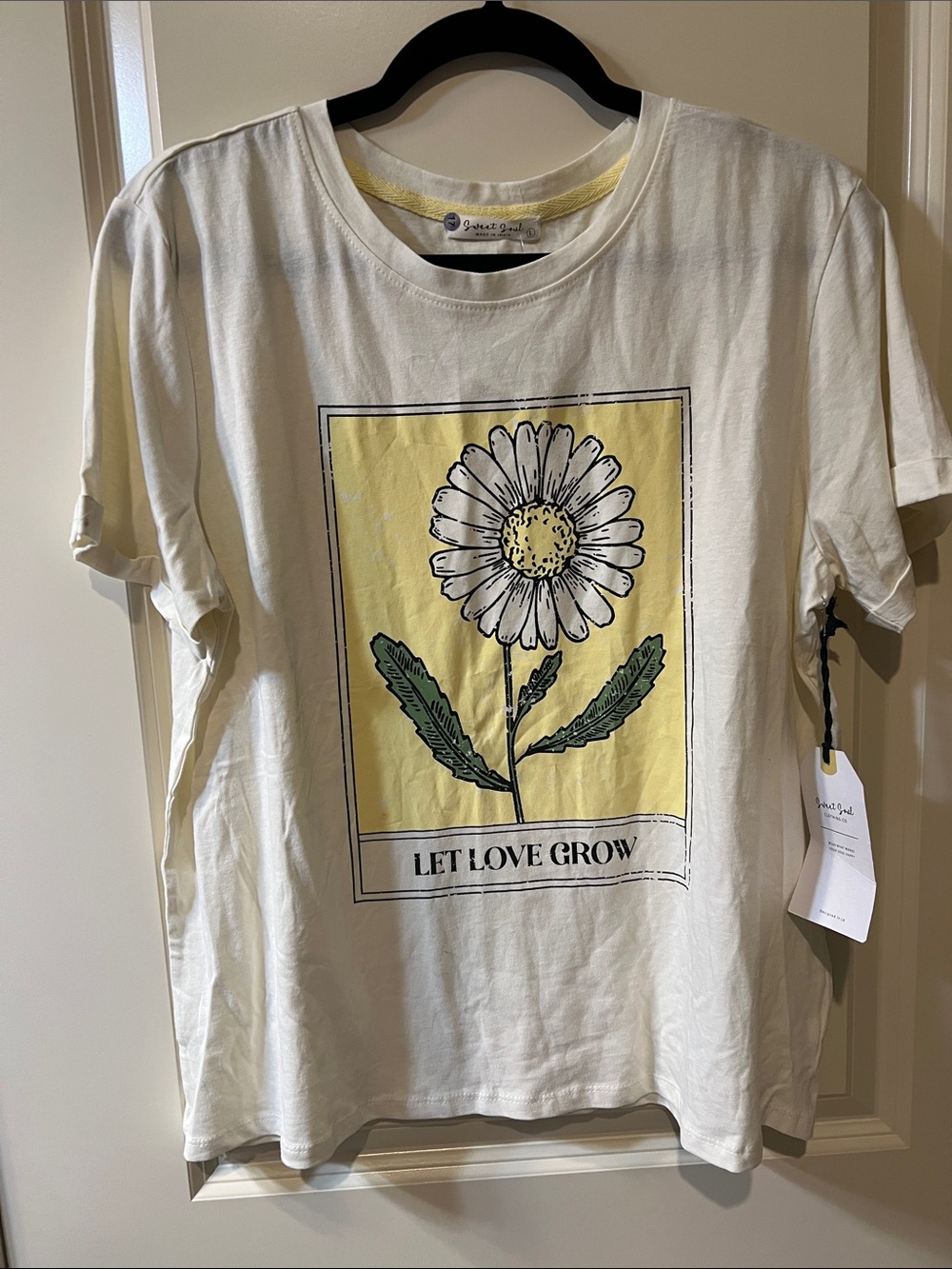 Let Love Grow Daisy Graphic Tee - Cream/Yellow
